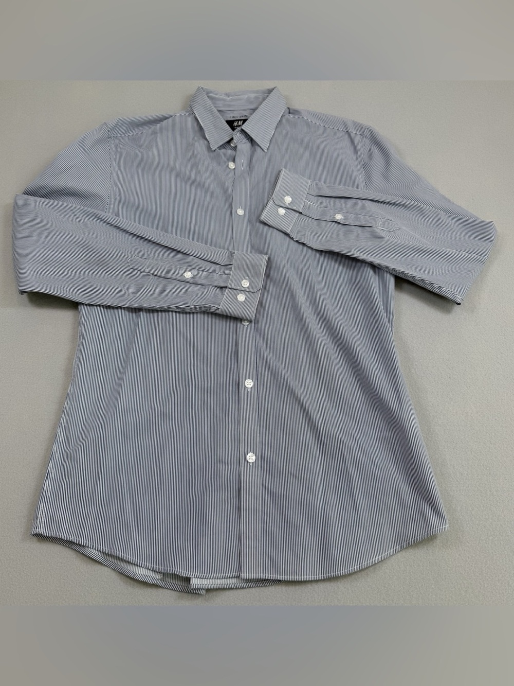 H&M – Navy/White Pinstripe Slim Fit Dress Shirt (Size M)